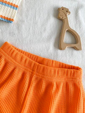 SHEIN Playful Pals مجموعة صيفية من قميص كم قصير بياقة دائرية وشورت ذو خصر مطاطي مع شعار للأطفال الرضع والصغار، القميص من قماش مخطط أبيض وأسود والشورت أسود