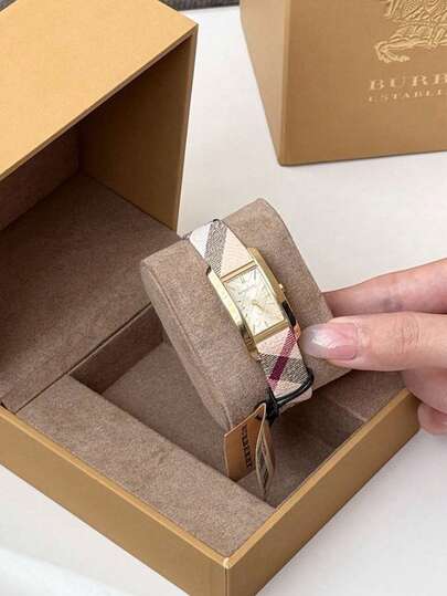 Burberry ساعة نسائية بسوار جلد من بايونير