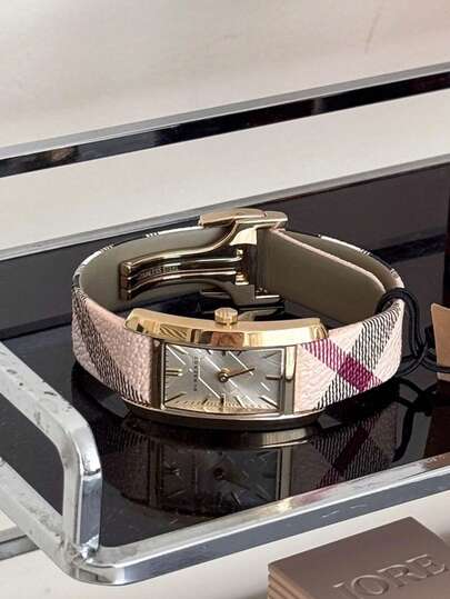 Burberry ساعة نسائية بسوار جلد من بايونير