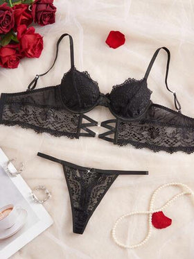 SHEIN طقم حمالة صدر من الدانتيل مع أشرطة متقاطعة مفرغة وسلك داخلي، قطعتان