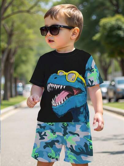 SHEIN Playful Pals طقم أزياء كاجوال عصري للأولاد، يتكون من نظارات شمسية بطبعة ديناصور تيرانوصور، وتي شيرت بياقة دائرية بأكمام قصيرة بطبعة ديناصور، وشورت كامو بطبعة ديناصور، مناسب للخروجات في الربيع والصيف