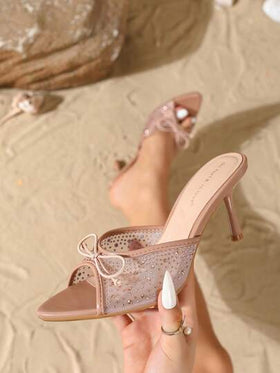 On feet& in love صنادل نسائية أنيقة وعصرية بفتحة للأصابع مزينة بفيونكة من الراين، مناسبة للارتداء مع الفساتين وكعب عالي رفيع