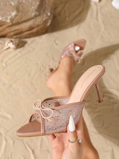 On feet& in love صنادل نسائية أنيقة وعصرية بفتحة للأصابع مزينة بفيونكة من الراين، مناسبة للارتداء مع الفساتين وكعب عالي رفيع