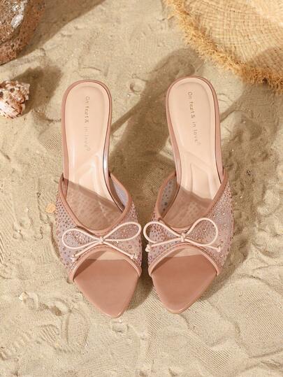 On feet& in love صنادل نسائية أنيقة وعصرية بفتحة للأصابع مزينة بفيونكة من الراين، مناسبة للارتداء مع الفساتين وكعب عالي رفيع