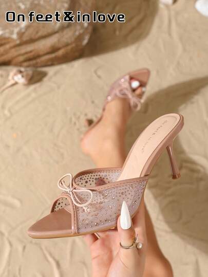 On feet& in love صنادل نسائية أنيقة وعصرية بفتحة للأصابع مزينة بفيونكة من الراين، مناسبة للارتداء مع الفساتين وكعب عالي رفيع