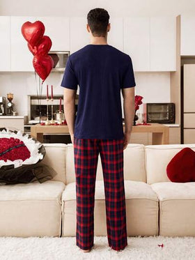 CoupledUp طقم بيجامة رجالي مكون من تي شيرت كاجوال بياقة دائرية وأكمام قصيرة مطبوع عليه حروف وبنطلون طويل مربعات