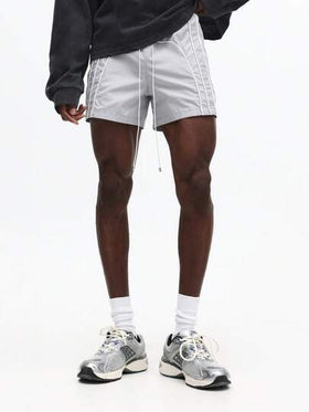SUMWON شورت رجالي مريح بخصر مرن رمادي فاتح مع خيط للربط وجيوب جانبية للارتداء الكاجوال الصيفي المريح والبسيط