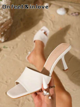 On feet& in love صنادل نسائية أنيقة وعصرية ذات أصبع قدم مربع بسيطة مع حزام، مفتوحة الأصبع، سهلة الارتداء، مع كعب رفيع عال، مناسبة للارتداء مع الفساتين