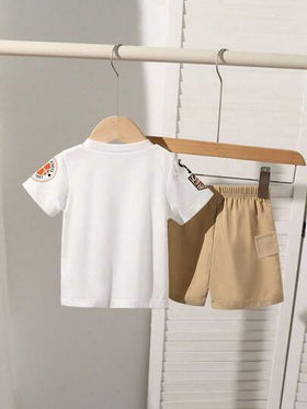 SHEIN 2 طقم ملابس صيفية للأولاد الرضع، مجموعة عصرية بطباعة أحرف كرتونية على التاپ قصير الأكمام ذي الياقة المستديرة وشورت لون سادة، شكل نشط وجميل، مناسب للأنشطة الخارجية والملابس المنزلية المريحة، والتجمعات اليومية