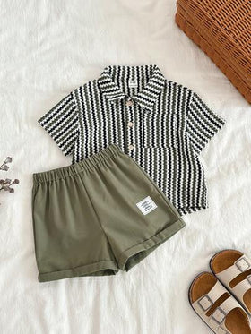 SHEIN مجموعة قميص أكمام قصيرة مخطط وشورت خصر مطاطي للأطفال الصبيان، إطلالة صيفية 2 قطعة