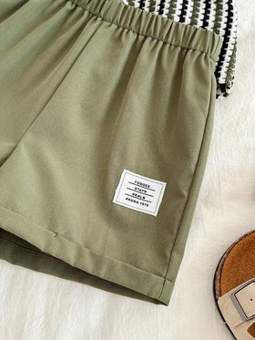 SHEIN مجموعة قميص أكمام قصيرة مخطط وشورت خصر مطاطي للأطفال الصبيان، إطلالة صيفية 2 قطعة