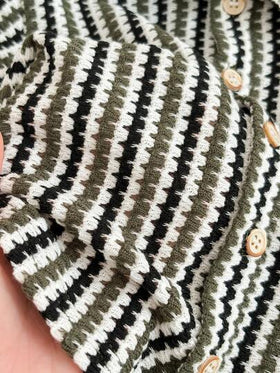 SHEIN مجموعة قميص أكمام قصيرة مخطط وشورت خصر مطاطي للأطفال الصبيان، إطلالة صيفية 2 قطعة