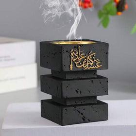 هذا المبخر الراقي والأنيق بطراز معماري من الراتنج مزين بالخط العربي. إنه ليس مجرد مبخر لشهر رمضان، بل أيضًا موزع عطور وديكور أنيق على المكتب خلال شهر رمضان.