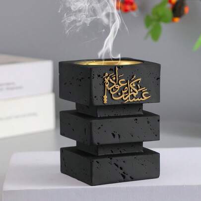 هذا المبخر الراقي والأنيق بطراز معماري من الراتنج مزين بالخط العربي. إنه ليس مجرد مبخر لشهر رمضان، بل أيضًا موزع عطور وديكور أنيق على المكتب خلال شهر رمضان.