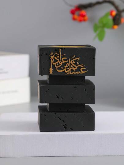 هذا المبخر الراقي والأنيق بطراز معماري من الراتنج مزين بالخط العربي. إنه ليس مجرد مبخر لشهر رمضان، بل أيضًا موزع عطور وديكور أنيق على المكتب خلال شهر رمضان.