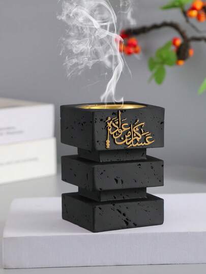 هذا المبخر الراقي والأنيق بطراز معماري من الراتنج مزين بالخط العربي. إنه ليس مجرد مبخر لشهر رمضان، بل أيضًا موزع عطور وديكور أنيق على المكتب خلال شهر رمضان.