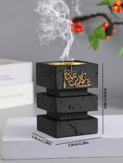 هذا المبخر الراقي والأنيق بطراز معماري من الراتنج مزين بالخط العربي. إنه ليس مجرد مبخر لشهر رمضان، بل أيضًا موزع عطور وديكور أنيق على المكتب خلال شهر رمضان.