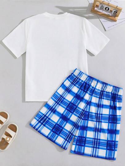 SHEIN مجموعة بنطلون قصير مربع أزرق وتيشيرت أبيض مطبوع بالرسوم المتحركة للمراهقين الذكور، كاجوال، مريح، متعدد الاستخدامات، مناسب للارتداء اليومي، المدرسة، السفر، الصيف، العطلات، الربيع/الصيف