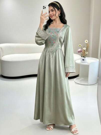 SHEIN فستان كاجوال للمراهقات مطبوع بشريط ذهبي مزخرف على قماش مُنسوج بألوان خضراء