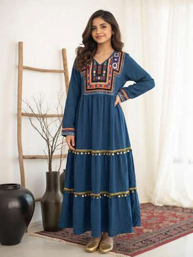 SHEIN فستان كاجوال للمراهقات مطبوع بشريط ذهبي مزخرف بالحياكة والرقع