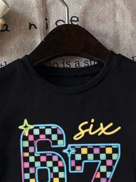 SHEIN بلوزة بناتية كاجوال بطبعات حرفية ورقمية، بأكمام قصيرة وياقة دائرية، بطراز رياضي جامعي، مناسبة للصيف والأساسيات والرياضة المريحة، بطبعات حرفية، كاجوال مريحة، باللونين الأزرق والأبيض، بلوزة خريفية، أنيقة بسيطة، ملابس خالدة