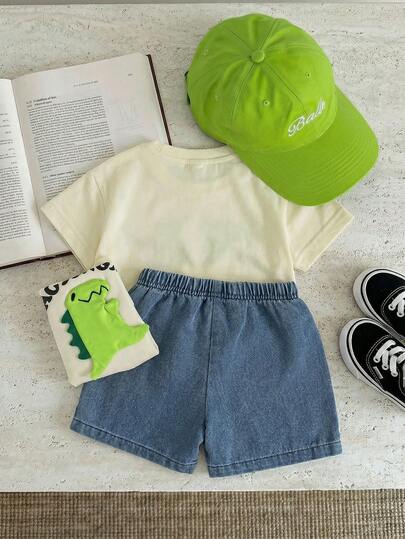 SHEIN Playful Pals قطعتان ملابس كاجوال جذابة للأولاد الصغار بطبعة ديناصور، تشمل تي شيرت بطبعة ديناصور كرتونية بيج وشورت جينز أزرق فاتح، مناسبة للاستخدام اليومي للأطفال، بدلة أولاد، ملابس خريفية للأولاد، مقاس 3 سنوات، موضة أولاد رضع، بدلة خريفية للأولاد ال