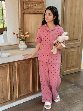 Dazy Kids طقم بيجامة صيفي للفتيات المراهقات مكون من ملابس علوية بأكمام قصيرة وطباعة قلوب وبنطلون