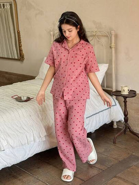 Dazy Kids طقم بيجامة صيفي للفتيات المراهقات مكون من ملابس علوية بأكمام قصيرة وطباعة قلوب وبنطلون