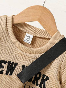 SHEIN 3 قطع ملابس أطفال رضع وصغار الأولاد: تيشيرت كاجوال أبيض بياقة مستديرة مع تصميم مطرز باللون الأزرق المتباين، شورت رياضي مطابق، وحقيبة عبر الجسم، مناسبة للإطلالات اليومية في الصيف