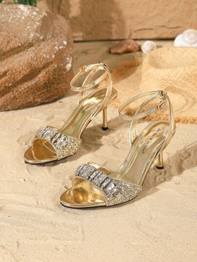 On feet& in love صنادل نسائية أنيقة وعصرية ذات حزام مرصعة بالراين، أصابع مفتوحة وكعب عالٍ، مناسبة لارتداء مع فساتين السهرة في الصيف