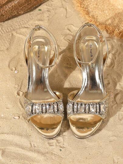 On feet& in love صنادل نسائية أنيقة وعصرية ذات حزام مرصعة بالراين، أصابع مفتوحة وكعب عالٍ، مناسبة لارتداء مع فساتين السهرة في الصيف