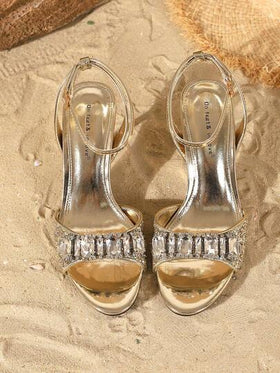 On feet& in love صنادل نسائية أنيقة وعصرية ذات حزام مرصعة بالراين، أصابع مفتوحة وكعب عالٍ، مناسبة لارتداء مع فساتين السهرة في الصيف