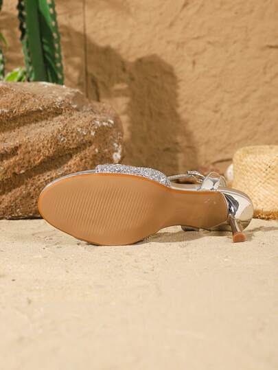 On feet& in love صنادل نسائية أنيقة وعصرية ذات حزام مرصعة بالراين، أصابع مفتوحة وكعب عالي، مناسبة لارتداء مع فساتين الحفلات في الصيف