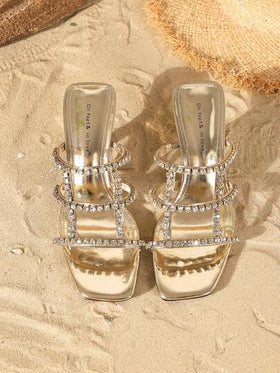 On feet& in love صنادل نسائية أنيقة وعصرية ذات فتحة مربعة للأصابع مزينة بسلسلة من الراين، مناسبة للارتداء مع الفساتين والكعب العالي الرفيع، ملائمة للخروجات الربيعية والصيفية