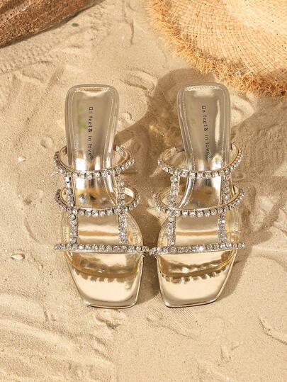On feet& in love صنادل نسائية أنيقة وعصرية ذات فتحة مربعة للأصابع مزينة بسلسلة من الراين، مناسبة للارتداء مع الفساتين والكعب العالي الرفيع، ملائمة للخروجات الربيعية والصيفية