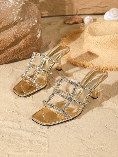 On feet& in love صنادل نسائية أنيقة وعصرية ذات فتحة مربعة للأصابع مزينة بسلسلة من الراين، مناسبة للارتداء مع الفساتين والكعب العالي الرفيع، ملائمة للخروجات الربيعية والصيفية