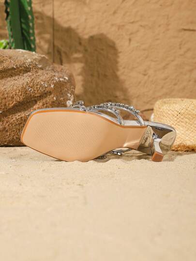 On feet& in love صنادل نسائية أنيقة وعصرية بفتحة مربعة للأصابع، مزينة بسلسلة من الراين، مناسبة للارتداء مع الفساتين والكعب العالي