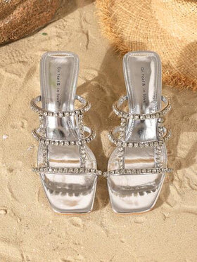 On feet& in love صنادل نسائية أنيقة وعصرية بفتحة مربعة للأصابع، مزينة بسلسلة من الراين، مناسبة للارتداء مع الفساتين والكعب العالي