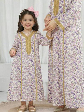 SHEIN فستان كاجوال عربي بأكمام طويلة للفتيات، بطبعات زهرية ولوحات ملونة، متواضع وفضفاض بياقة على شكل حرف V، مزين بتطريز زهري وشراريب، باللونين الوردي والبيج، مناسب للربيع والصيف والعطلات