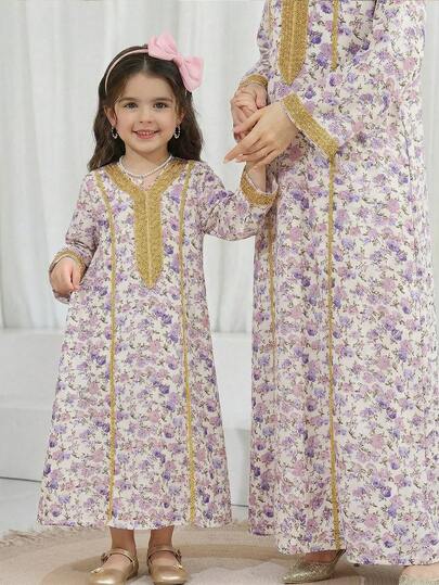 SHEIN فستان كاجوال عربي بأكمام طويلة للفتيات، بطبعات زهرية ولوحات ملونة، متواضع وفضفاض بياقة على شكل حرف V، مزين بتطريز زهري وشراريب، باللونين الوردي والبيج، مناسب للربيع والصيف والعطلات