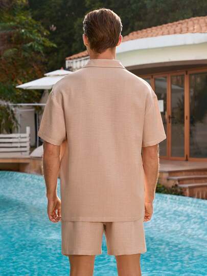 Manfinity Swimmode بدلة شاطئ للرجال مكونة من ملابس علوية أكمام قصيرة أزرار أمامية وشورت لون سادة