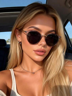 زوج من النظارات الكلاسيكية ذات الإطار الهندسي للنساء، مناسبة للسفر والحفلات والحياة اليومية والشاطئ وغيرها من المناسبات، ويمكن استخدامها كإكسسوارات ملابس أو نظارات موضة. هذه الموضة الأساسية للنساء يمكن تنسيقها مع الجوارب والجينز وبنطلونات السويت والهوديز