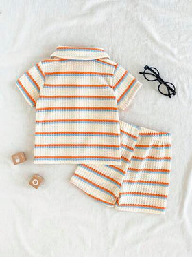SHEIN Vintaside Kids ملابس أطفال حديثي الولادة - 1 سنة، طقم قميص أكمام قصيرة وشورت بلون المشمش، قماش نسيجي مناسب لارتداء الأطفال في الصيف، القماش النسيجي يعطي إحساسًا بالجودة