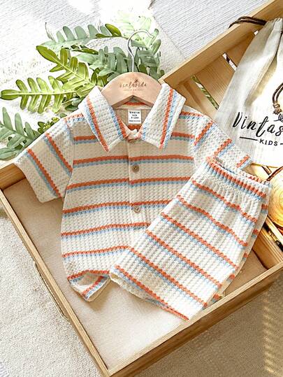 SHEIN Vintaside Kids ملابس أطفال حديثي الولادة - 1 سنة، طقم قميص أكمام قصيرة وشورت بلون المشمش، قماش نسيجي مناسب لارتداء الأطفال في الصيف، القماش النسيجي يعطي إحساسًا بالجودة
