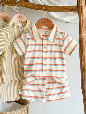 SHEIN Vintaside Kids ملابس أطفال حديثي الولادة - 1 سنة، طقم قميص أكمام قصيرة وشورت بلون المشمش، قماش نسيجي مناسب لارتداء الأطفال في الصيف، القماش النسيجي يعطي إحساسًا بالجودة
