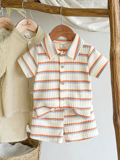 SHEIN Vintaside Kids ملابس أطفال حديثي الولادة - 1 سنة، طقم قميص أكمام قصيرة وشورت بلون المشمش، قماش نسيجي مناسب لارتداء الأطفال في الصيف، القماش النسيجي يعطي إحساسًا بالجودة