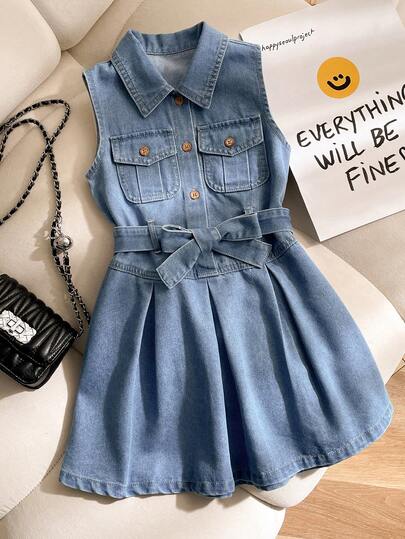 SHEIN Playful Pals فستان جينز بلا أكمام بطراز كلاسيكي للفتيات الصغيرات، مناسب للربيع والصيف، بلون جينز أزرق متوسط، مزود بياقة وأزرار وحزام، تصميم تنورة منسدلة مطوية على شكل حرف A، قصة مناسبة للجسم، قماش ناعم ومريح، مناسب للمدرسة والتنقلات اليومية والارتدا
