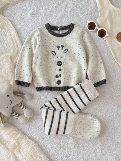 SHEIN Playful Pals طقم بسيط وجميل من قطعتين للأطفال الرضع الذكور، يتكون من كنزة صوفية صوفية رمادية طويلة الأكمام مزينة بنمط الزرافة وبنطلون صوفي مخطط ضيق، مناسب للخريف والشتاء