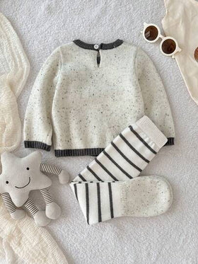 SHEIN Playful Pals طقم بسيط وجميل من قطعتين للأطفال الرضع الذكور، يتكون من كنزة صوفية صوفية رمادية طويلة الأكمام مزينة بنمط الزرافة وبنطلون صوفي مخطط ضيق، مناسب للخريف والشتاء