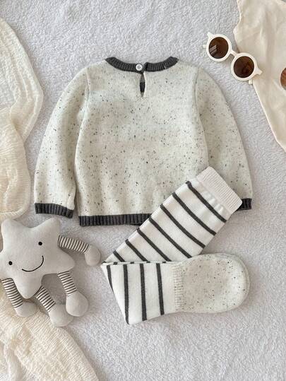 SHEIN Playful Pals طقم بسيط وجميل من قطعتين للأطفال الرضع الذكور، يتكون من كنزة صوفية صوفية رمادية طويلة الأكمام مزينة بنمط الزرافة وبنطلون صوفي مخطط ضيق، مناسب للخريف والشتاء